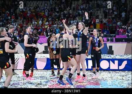 Pirée, Grèce. 29 juin 2025. 6 Antonia Delaere, de Belgique, lève le trophée lors de la cérémonie de remise des médailles FIBA Women's Eurobasket 2025, le 25 juin 2025 au Pirée, en Grèce. Crédit : Agence photo indépendante/Alamy Live News Banque D'Images