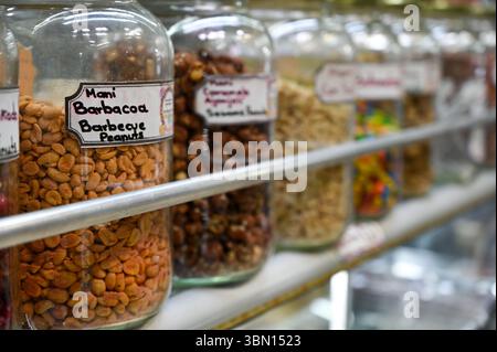 SAN JOSÉ, COSTA RICA : une variété de noix et de bonbons peuvent être trouvés au marché central de San José à San José, Costa Rica. © Lee Roth / Adventure-MAX Banque D'Images