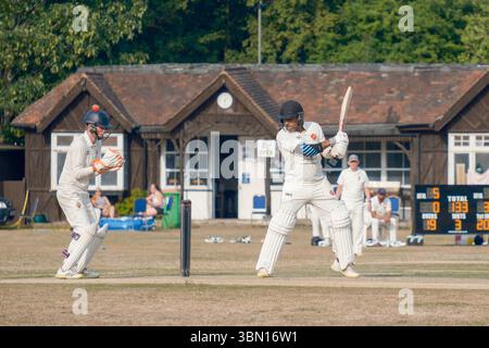 Londres, Royaume-Uni. 29 juin 2025. Chislehurst et le West Kent Cricket Club organisent un match contre le Crusaders Cricket Club alors que les températures dans le Grand Londres atteignent un sommet de 31°C. L'Angleterre a connu son mois de juin le plus chaud jamais enregistré, avec une température moyenne de 16,9 °C, tandis que le Royaume-Uni a connu sa deuxième plus chaude depuis le début de la série en 1884, selon les statistiques provisoires du met Office. Banque D'Images