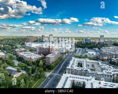 Vue aérienne : Towson Town Center, un important centre commercial et de style de vie à Towson, centre commercial, immeubles d'appartements Maryland avec ciel bleu nuageux Banque D'Images