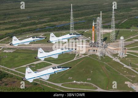 Quatre avions T-38 talon de la NASA survolent la fusée SLS au Launch Pad 39B pendant les préparatifs d'Artemis I. Kennedy Space Center, Floride. Image reproduite avec l'aimable autorisation de la NASA Banque D'Images