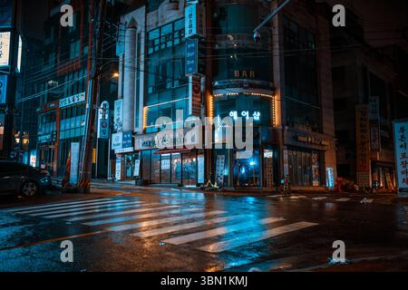 Séoul, Corée du Sud - 24 février 2024 : rue piétonne de Séoul avec bars de nuit Banque D'Images