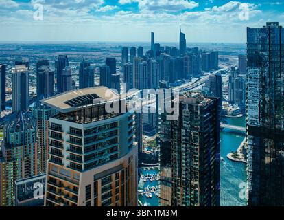 Dubaï - 08 février 2024 : vue sur la ville avec gratte-ciel Banque D'Images
