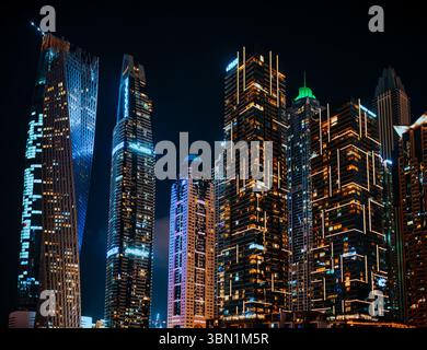 Marina, Dubaï - 08 février 2024 : vue sur la ville moderne la nuit Banque D'Images
