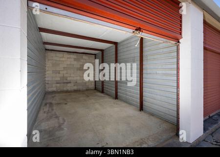 Unité de stockage libre vide avec porte roulante Banque D'Images