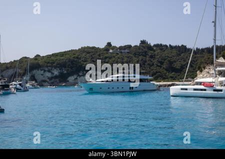 abstrait flou yacht de luxe et bateaux dans la baie méditerranéenne tranquille Banque D'Images