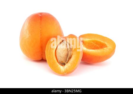 Deux abricots tranchés avec un tout, mettant en valeur leur couleur orange vif et les détails. Parfait pour les usages alimentaires. Banque D'Images