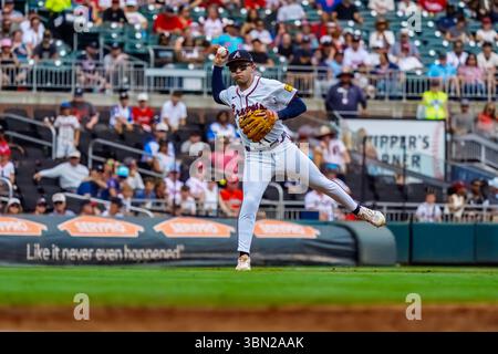 Marietta, GA, États-Unis. 29 juin 2025. Austin Riley (27), troisième base des Braves d'Atlanta, joue contre les Phillies de Philadelphie au Truist Park à Marietta, Géorgie, États-Unis. Les Phillies en visite gagnent le match, 2-1. (Crédit image : © Walter G. Arce Sr./ASP via ZUMA Press Wire) USAGE ÉDITORIAL SEULEMENT ! Non destiné à UN USAGE commercial ! Banque D'Images