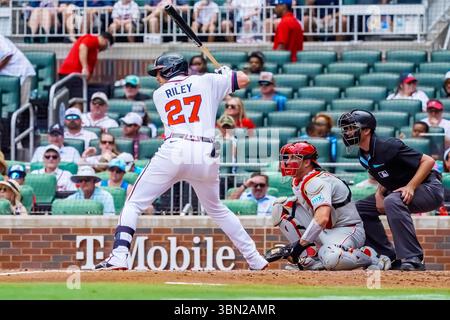 Marietta, GA, États-Unis. 29 juin 2025. Les Braves d'Atlanta troisième base Austin Riley (27) battent contre les Phillies de Philadelphie au Truist Park à Marietta, Géorgie, États-Unis. Les Phillies en visite gagnent le match, 2-1. (Crédit image : © Walter G. Arce Sr./ASP via ZUMA Press Wire) USAGE ÉDITORIAL SEULEMENT ! Non destiné à UN USAGE commercial ! Banque D'Images