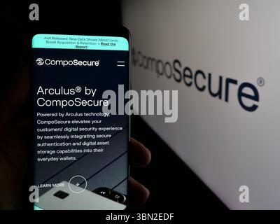 Allemagne. 07 juin 2025. Dans cette illustration photo, une personne tient un téléphone portable avec la page Web de la société américaine de carte de paiement CompoSecure Inc sur l'écran devant le logo. (Photo timon Schneider/SOPA images/SIPA USA) *** strictement à des fins éditoriales *** crédit : SIPA USA/Alamy Live News Banque D'Images