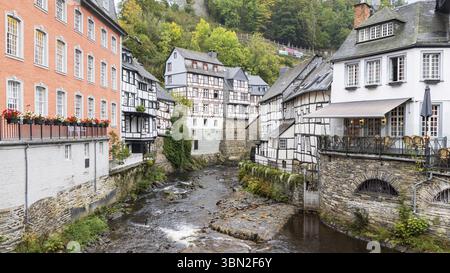 Paysage urbain de Monschau aux couleurs d'automne. Ville de l'ouest de l'Allemagne connue pour son centre médiéval, avec ses maisons à colombages et sa rue pavée étroite Banque D'Images