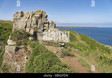 Rocks on the South-West Coast Path dans le sud-ouest de l'Angleterre, un sentier de longue distance près de la pointe sud de la Cornouaille sur la Manche. Cadgwith Banque D'Images
