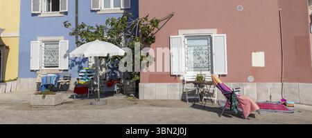 Piran, Slovénie - 29 août 2024 : bains de soleil dans le centre de Piran sur la péninsule d'Istrie le long de la mer Adriatique en Slovénie Banque D'Images