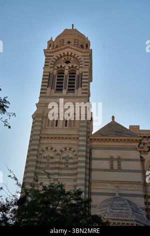 La cathédrale de Marseille, Sainte-Marie-majeure, s’élève avec ses grands dômes en pierre et ses tours bicolores, soulignant la monumentalité de son néo-byzantine Banque D'Images