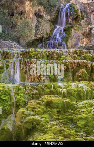 Chute d'eau d'Orbaneja del Castillo, point d'intérêt géologique, Orbaneja del Castillo, Village médiéval, Comarca del Paramo, Vallée de Sedano, Burgos Banque D'Images