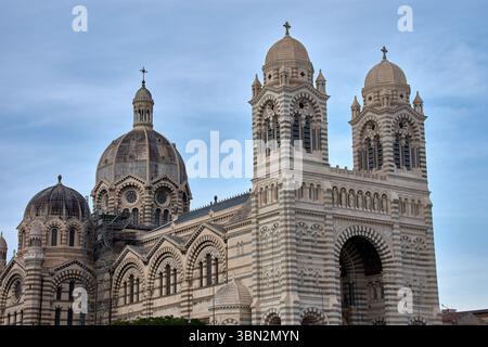 La cathédrale de Marseille, Sainte-Marie-majeure, s’élève avec ses grands dômes en pierre et ses tours bicolores, soulignant la monumentalité de son néo-byzantine Banque D'Images