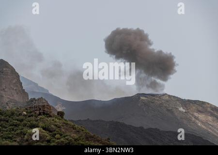 Fumée du volcan en éruption sur l'île de Stromboli. Banque D'Images
