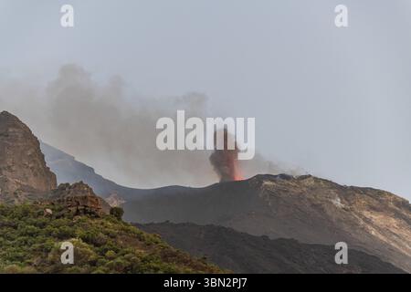 Fumée du volcan en éruption sur l'île de Stromboli. Banque D'Images