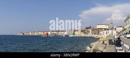 Piran, Slovénie - 29 août 2024 : vue panoramique de Piran sur la péninsule d'Istrie le long de la mer Adriatique en Slovénie Banque D'Images