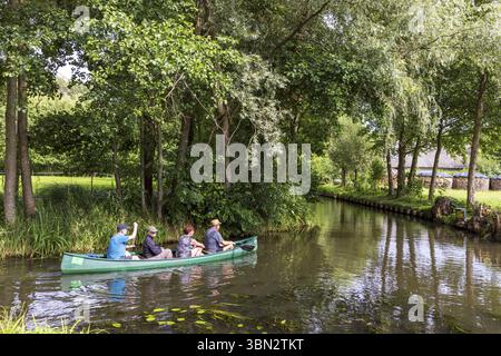 Burg, Allemagne - 22 juillet 2023 : passage écluse lors d'un voyage en canoë à Spreewald Venise de l'Allemagne avec beaucoup de canaux et plaisir de l'eau entre Dresde Banque D'Images