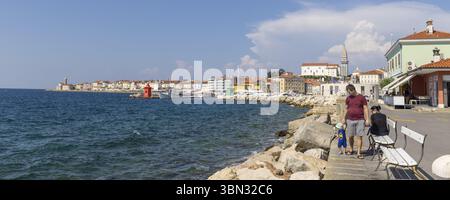 Piran, Slovénie - 29 août 2024 : vue panoramique de Piran sur la péninsule d'Istrie le long de la mer Adriatique en Slovénie Banque D'Images