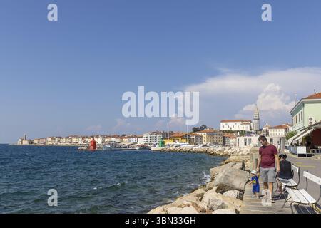 Piran, Slovénie - 29 août 2024 : paysage urbain de Piran sur la péninsule d'Istrie le long de la mer Adriatique en Slovénie Banque D'Images