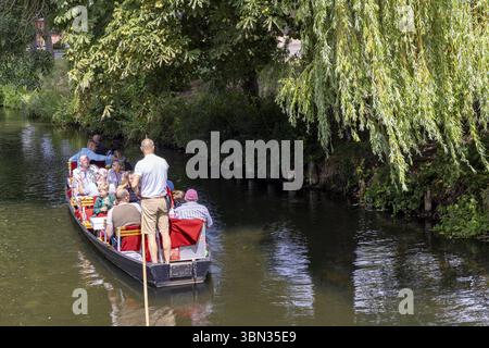 Burg, Allemagne - 22 juillet 2023 : Voyage avec bateau de punting traditionnel à Spreewald Venise de l'Allemagne entre Dresde et Berlin dans l'état de Brandebourg dans GE Banque D'Images