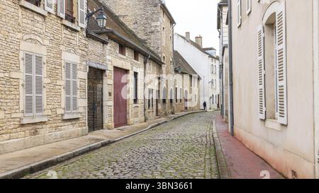 Maisons historiques longue rue pavée dans l'ancienne ville de Beaune en Bourgogne en France Banque D'Images