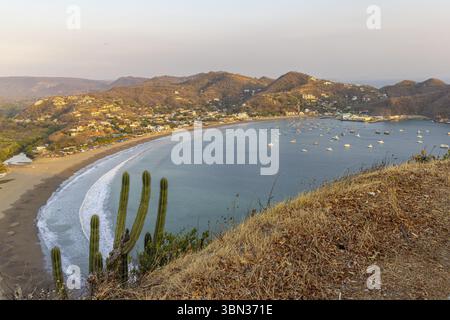 Point culminant vue panoramique depuis la statue du Christ de la Miséricorde debout sur une falaise au-dessus de la baie de San Juan del sur au Nicaragua Banque D'Images