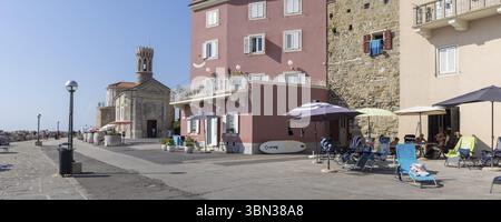 Piran, Slovénie - 29 août 2024 : paysage de la ville de Piran sur Piranski svetilnik à la péninsule d'Istrie le long de la mer Adriatique en Slovénie Banque D'Images
