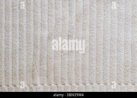 Serviette éponge blanche rayée comme fond gros plan, tissu shaggy Banque D'Images