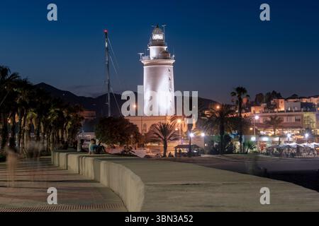 Il s'agit d'une vue en soirée du phare de la Farola, un bâtiment emblématique le long du front de mer de Malaga le 26 juin 2021 à Malaga, en Espagne Banque D'Images