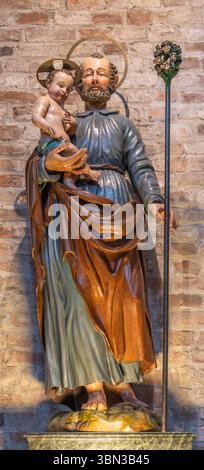 PIACENZA, ITALIE - 20 MAI 2025 : la staue polychrome sculptée de Joseph dans l'église Basilica di San Antonio par un artiste inconnu Banque D'Images