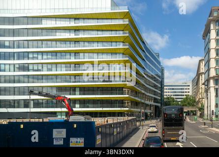 Vue depuis la fenêtre du bus à impériale de Riverbank House, Upper Thames Street, Londres, Angleterre, Royaume-Uni Banque D'Images