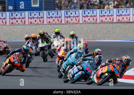 99 RUEDA José Antonio (spa), Red Bull KTM Ajo, action 28 QUILES Maximo (spa), CFMOTO Aspar Team, action lors du Grand Prix Moto3 Motul 2025 des pays-Bas, GP des pays-Bas, sur le TT circuit Assen, du 27 au 29 juin, aux pays-Bas - photo Studio Milagro / DPPI Banque D'Images
