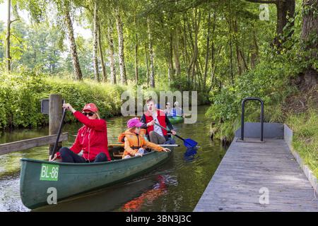 Burg, Allemagne - 22 juillet 2023 : passage écluse lors d'un voyage en canoë à Spreewald Venise de l'Allemagne avec beaucoup de canaux et plaisir de l'eau entre Dresde Banque D'Images