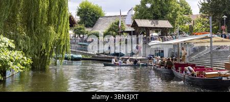 Burg, Allemagne - 22 juillet 2023 : Voyage avec bateau de punting traditionnel à Spreewald Venise de l'Allemagne entre Dresde et Berlin dans l'état de Brandebourg dans GE Banque D'Images