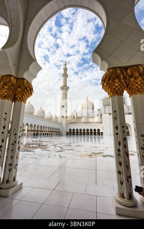 Belle Grande Mosquée Sheikh Zayed à Abu Dhabi, eau Banque D'Images