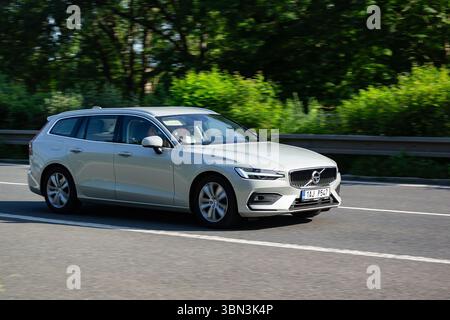 Ostrava, Tchéquie - 13 juin 2025 : Volvo V60 II (225) break avec effet de flou de mouvement Banque D'Images