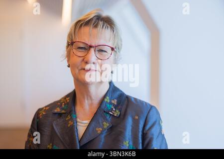 Duesseldorf, Allemagne. 30 juin 2025. Sylvia Löhrmann, commissaire de Rhénanie-du-Nord-Westphalie à la lutte contre l'antisémitisme, la vie juive et la culture du souvenir, siège à la Chancellerie d'État. Elle a présenté ici le sixième rapport annuel du commissaire à l'antisémitisme. Crédit : Rolf Vennenbernd/dpa/Alamy Live News Banque D'Images