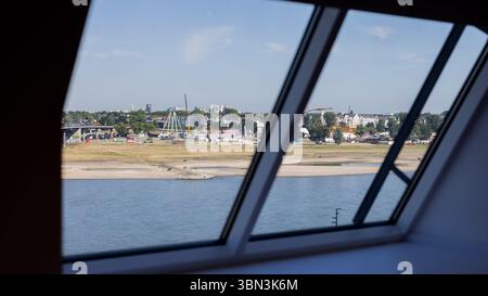 Duesseldorf, Allemagne. 30 juin 2025. Vue depuis la fenêtre de la Chancellerie d'État sur les rives sèches du Rhin, où est installé le salon funiculaire du Rhin. Dans les prochains jours, il fera très chaud en Allemagne avec des températures de plus de 30 degrés Celsius. Crédit : Rolf Vennenbernd/dpa/Alamy Live News Banque D'Images
