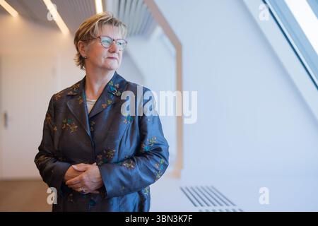 Duesseldorf, Allemagne. 30 juin 2025. Sylvia Löhrmann, commissaire de Rhénanie-du-Nord-Westphalie à la lutte contre l'antisémitisme, la vie juive et la culture du souvenir, siège à la Chancellerie d'État. Elle a présenté ici le sixième rapport annuel du commissaire à l'antisémitisme. Crédit : Rolf Vennenbernd/dpa/Alamy Live News Banque D'Images