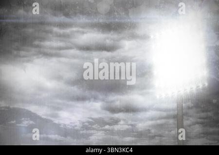 La tour de projecteur projette des lampes Starburst contre des nuages en couches spectaculaires dans un rendu de conception plate Banque D'Images