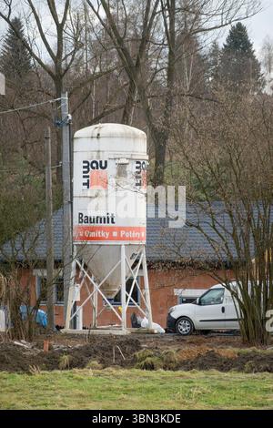 Petrvald, Tchéquie - 26 janvier 2024 : reconstruction effectuée par la société Baumit et réservoir sous pression transportable Banque D'Images