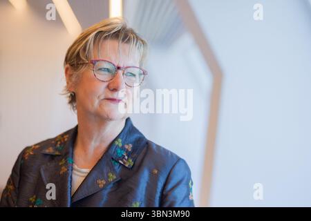 Duesseldorf, Allemagne. 30 juin 2025. Sylvia Löhrmann, commissaire de Rhénanie-du-Nord-Westphalie à la lutte contre l'antisémitisme, la vie juive et la culture du souvenir, siège à la Chancellerie d'État. Elle a présenté ici le sixième rapport annuel du commissaire à l'antisémitisme. Crédit : Rolf Vennenbernd/dpa/Alamy Live News Banque D'Images