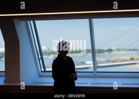 Duesseldorf, Allemagne. 30 juin 2025. Sylvia Löhrmann, commissaire de Rhénanie-du-Nord-Westphalie à la lutte contre l'antisémitisme, la vie juive et la culture du souvenir, siège à la Chancellerie d'État. Elle a présenté ici le sixième rapport annuel du commissaire à l'antisémitisme. Crédit : Rolf Vennenbernd/dpa/Alamy Live News Banque D'Images