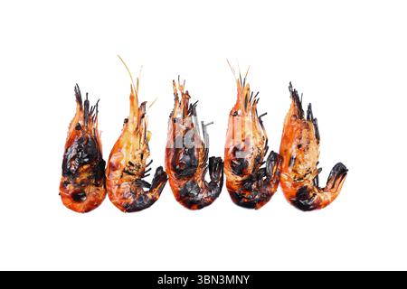 c'est cinq crevettes grillées isolées sur blanc. Banque D'Images