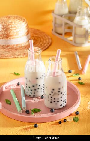 Savoureux thé à bulles de myrtille comme boisson rafraîchissante fraîche pour l'été. Boisson fraîche pour les journées chaudes. Banque D'Images