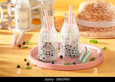 Rafraîchissement thé aux bulles aux myrtilles avec milkshake, boulettes et glace. Boisson lactée d'été. Banque D'Images
