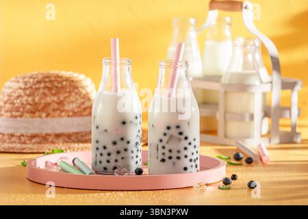 Rafraîchissement Blueberry Bubble thé plein de protéines et de vitamines. Boisson lactée d'été. Banque D'Images